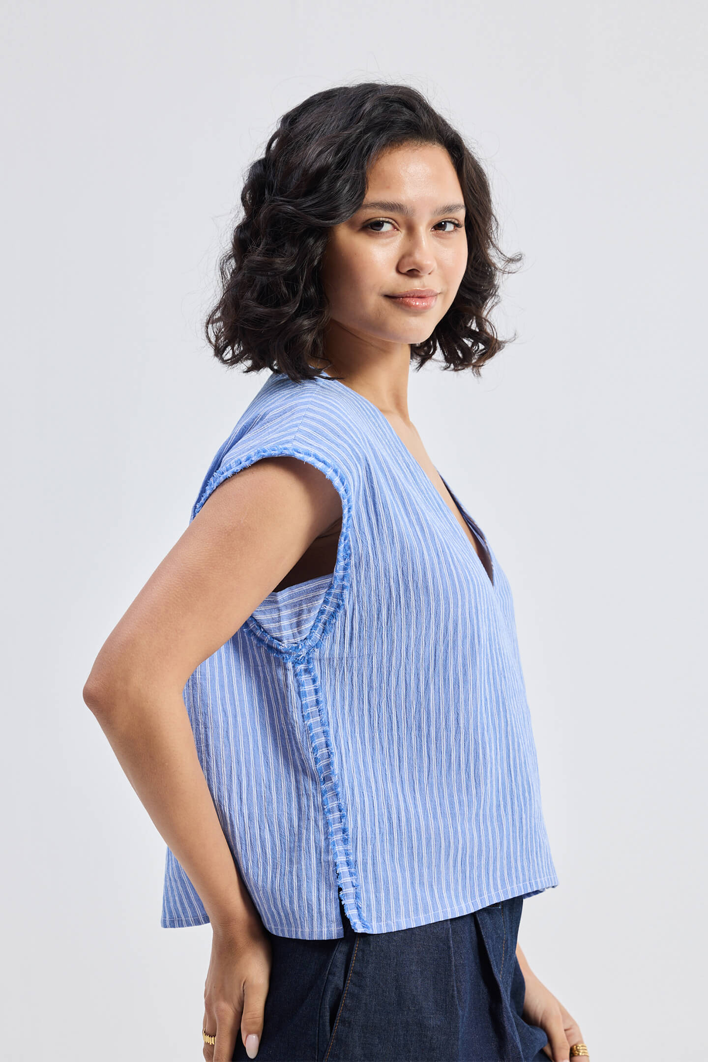 Top amplio con cuello de pico y detalle deshilachado