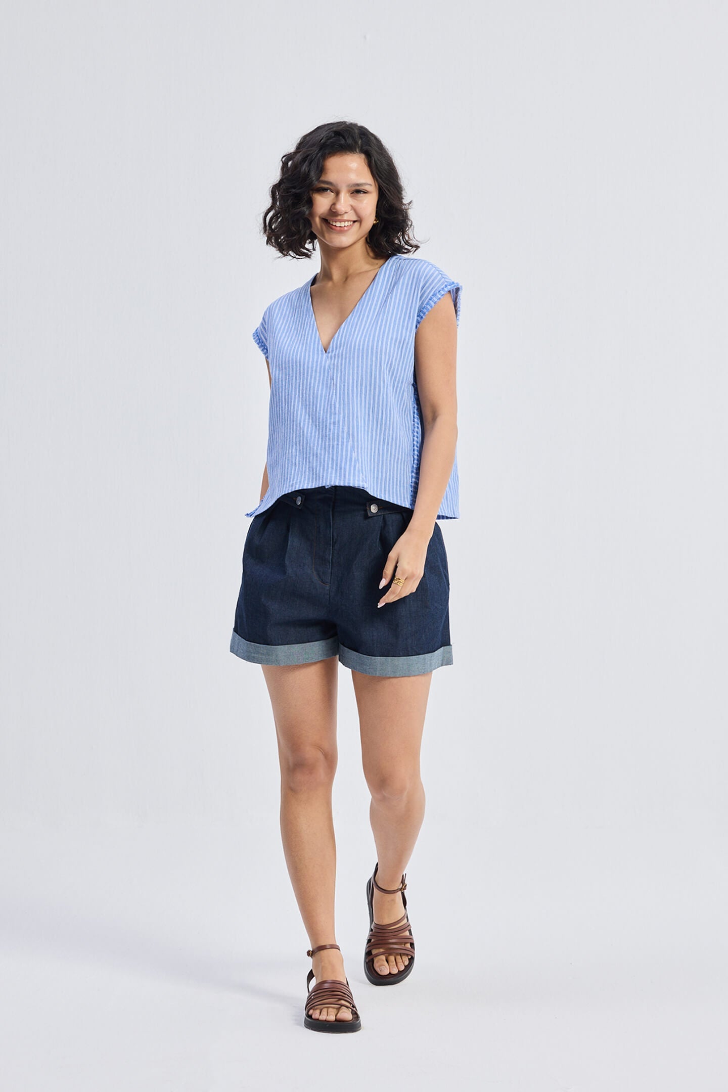 Top amplio con cuello de pico y detalle deshilachado