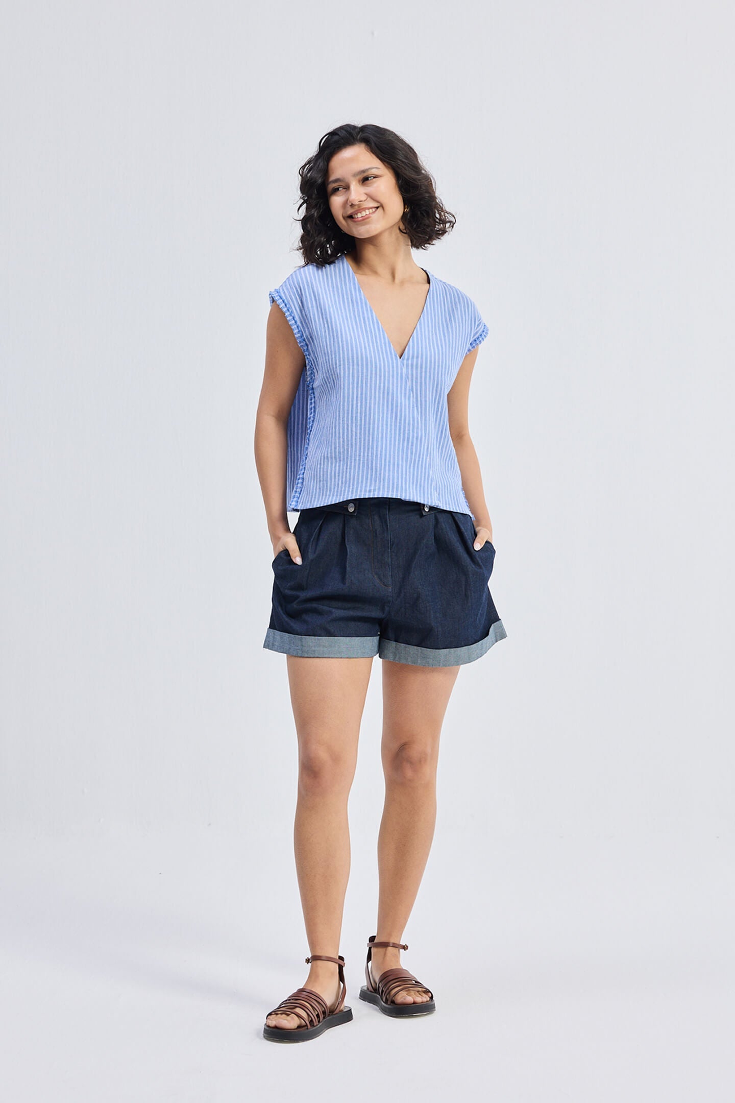 Top amplio con cuello de pico y detalle deshilachado