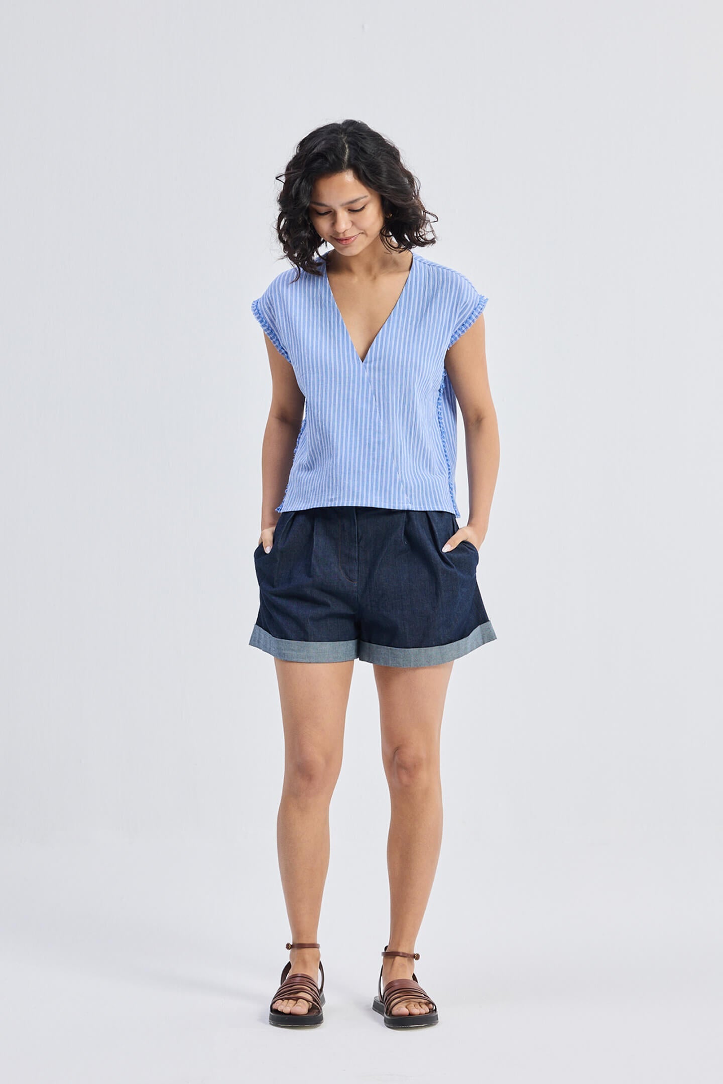 Top amplio con cuello de pico y detalle deshilachado