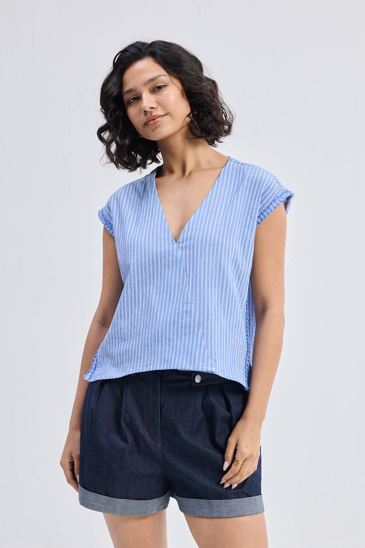 Top amplio con cuello de pico y detalle deshilachado