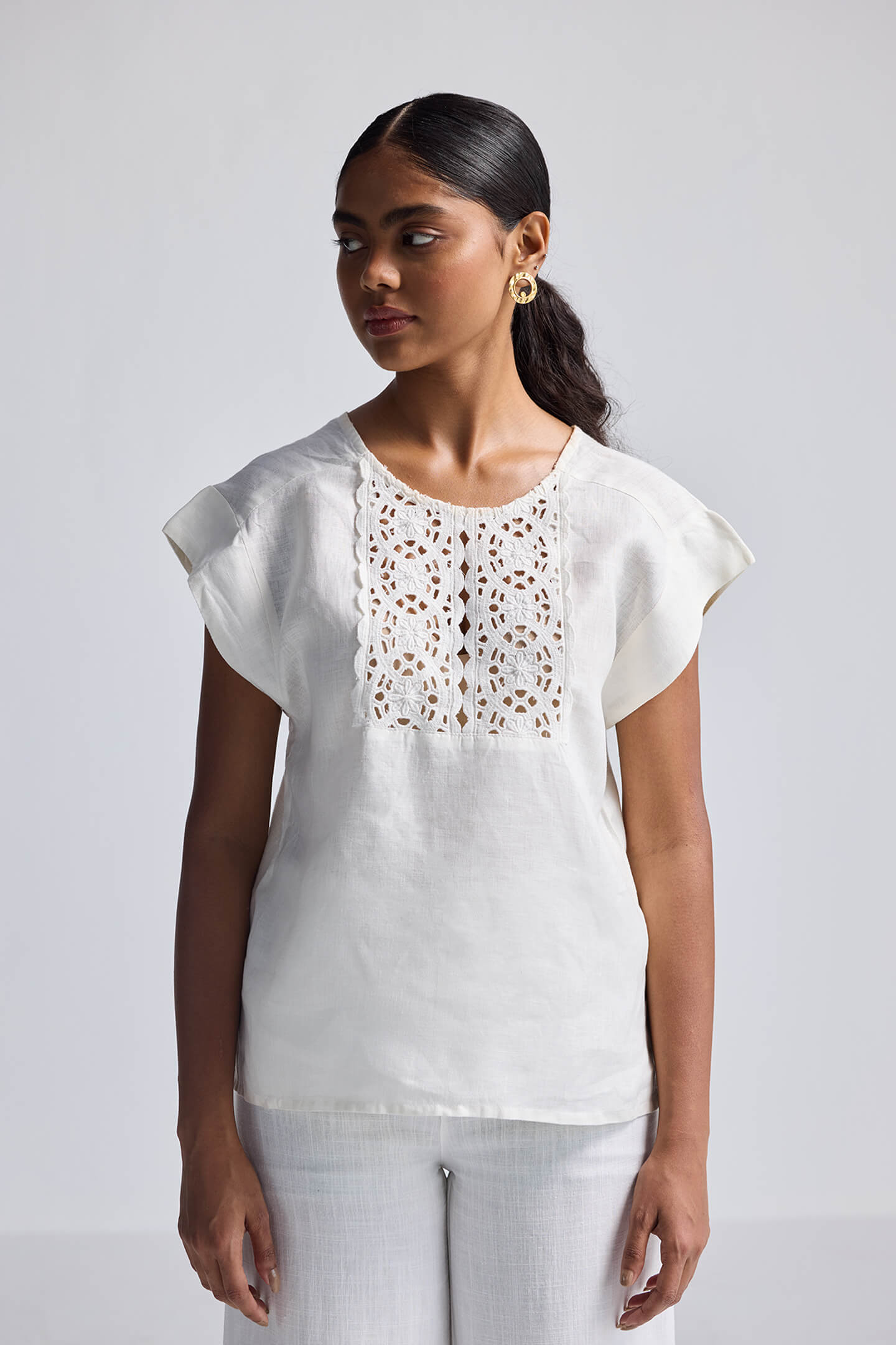 Top holgado con detalle de encaje bordado