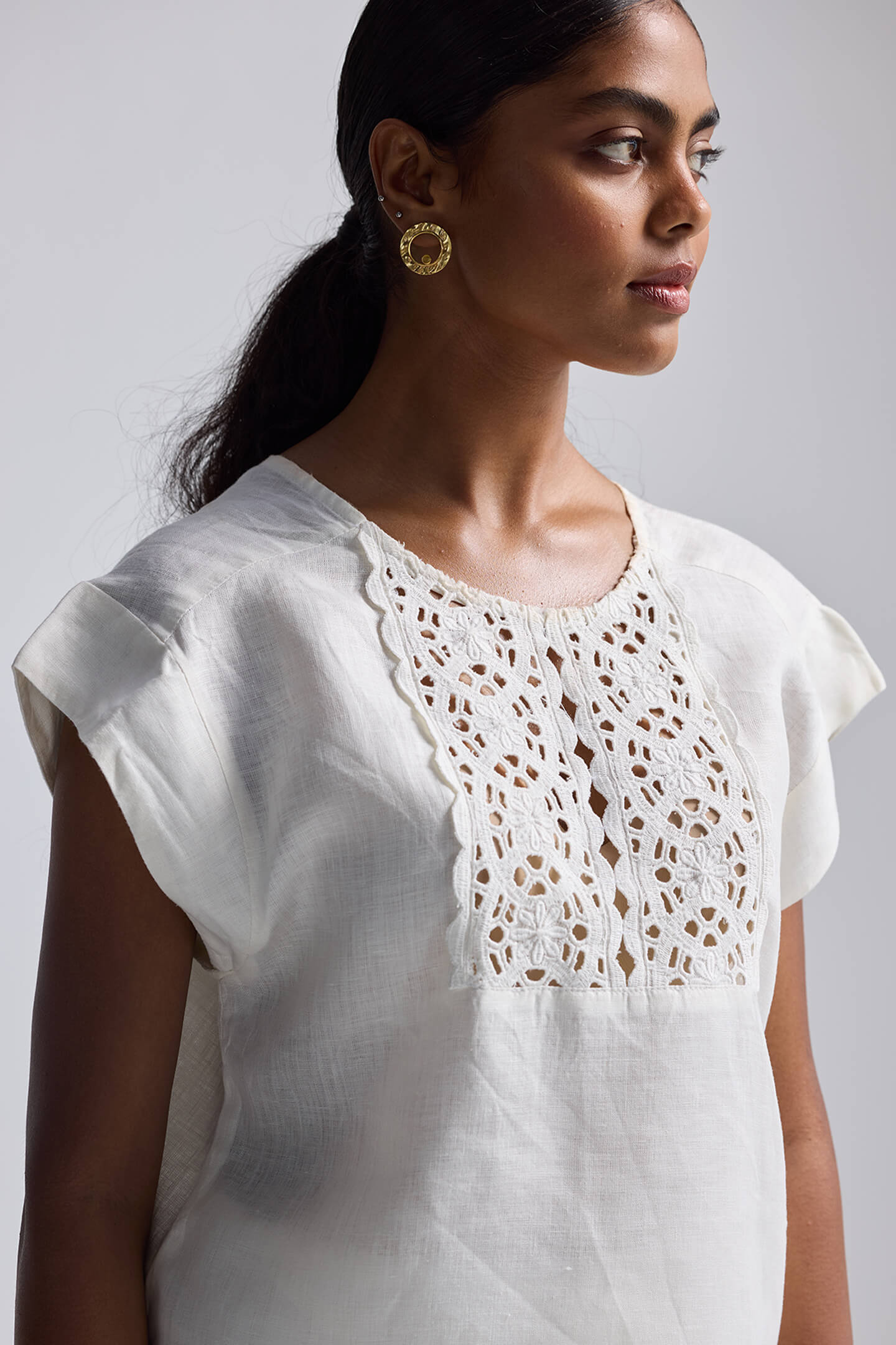 Top holgado con detalle de encaje bordado