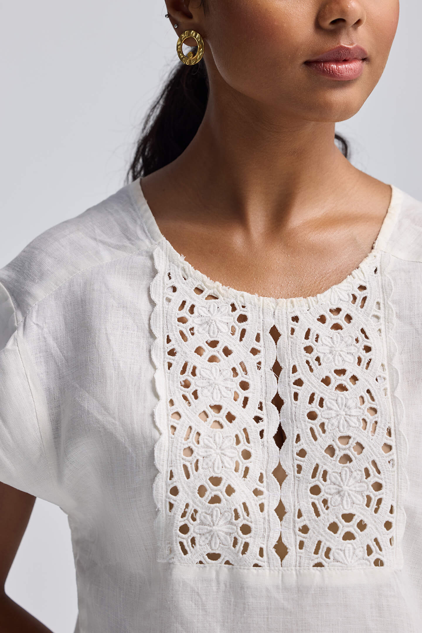 Top holgado con detalle de encaje bordado