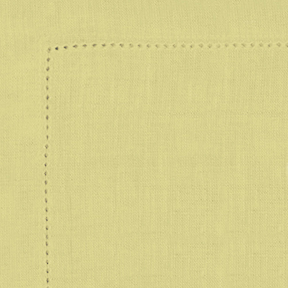 Servilletas de color amarillo mantequilla con dobladillo