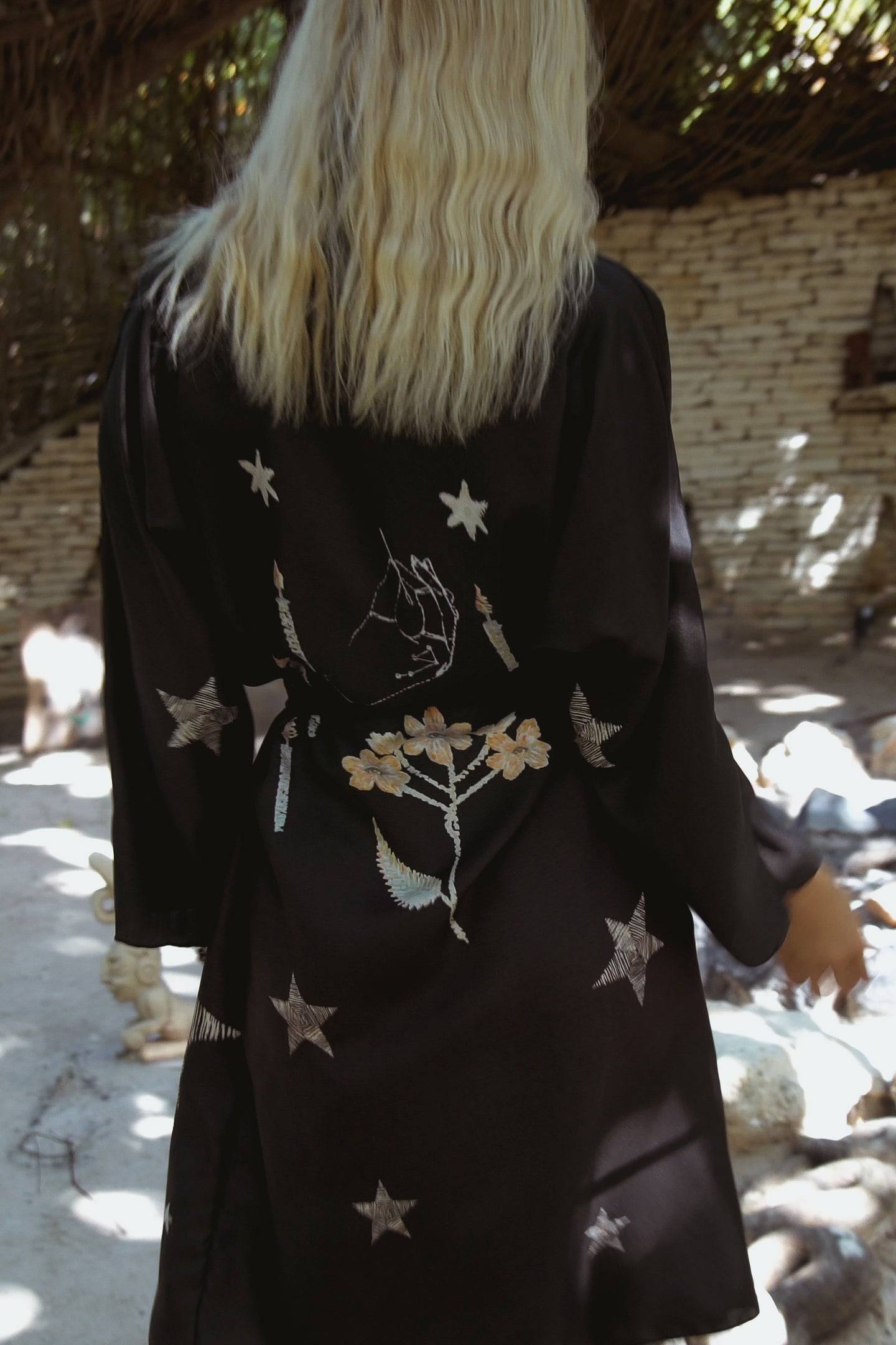 El kimono de la túnica real en la noche estrellada