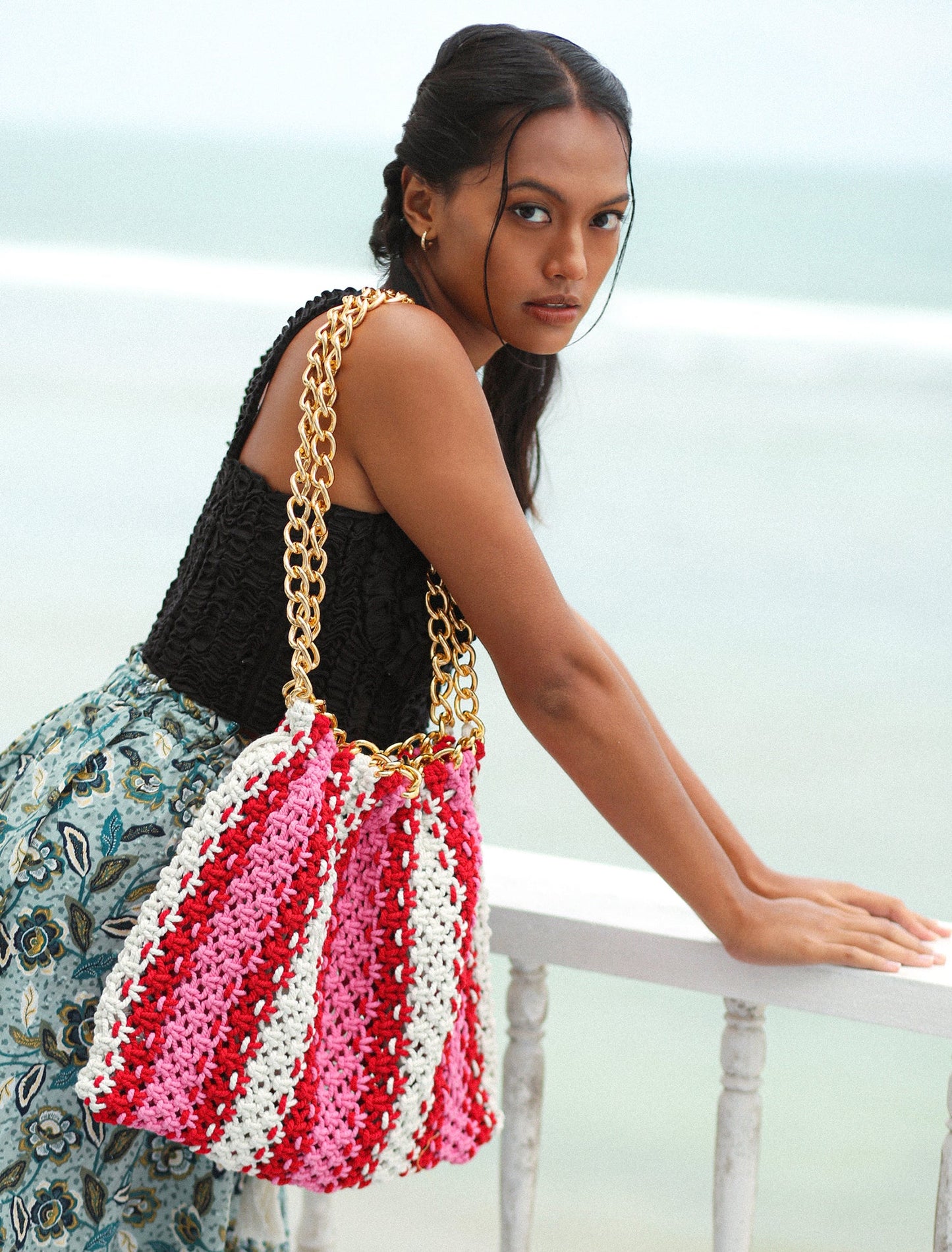 Bolso de playa de macramé COLETTE en rosa y rojo