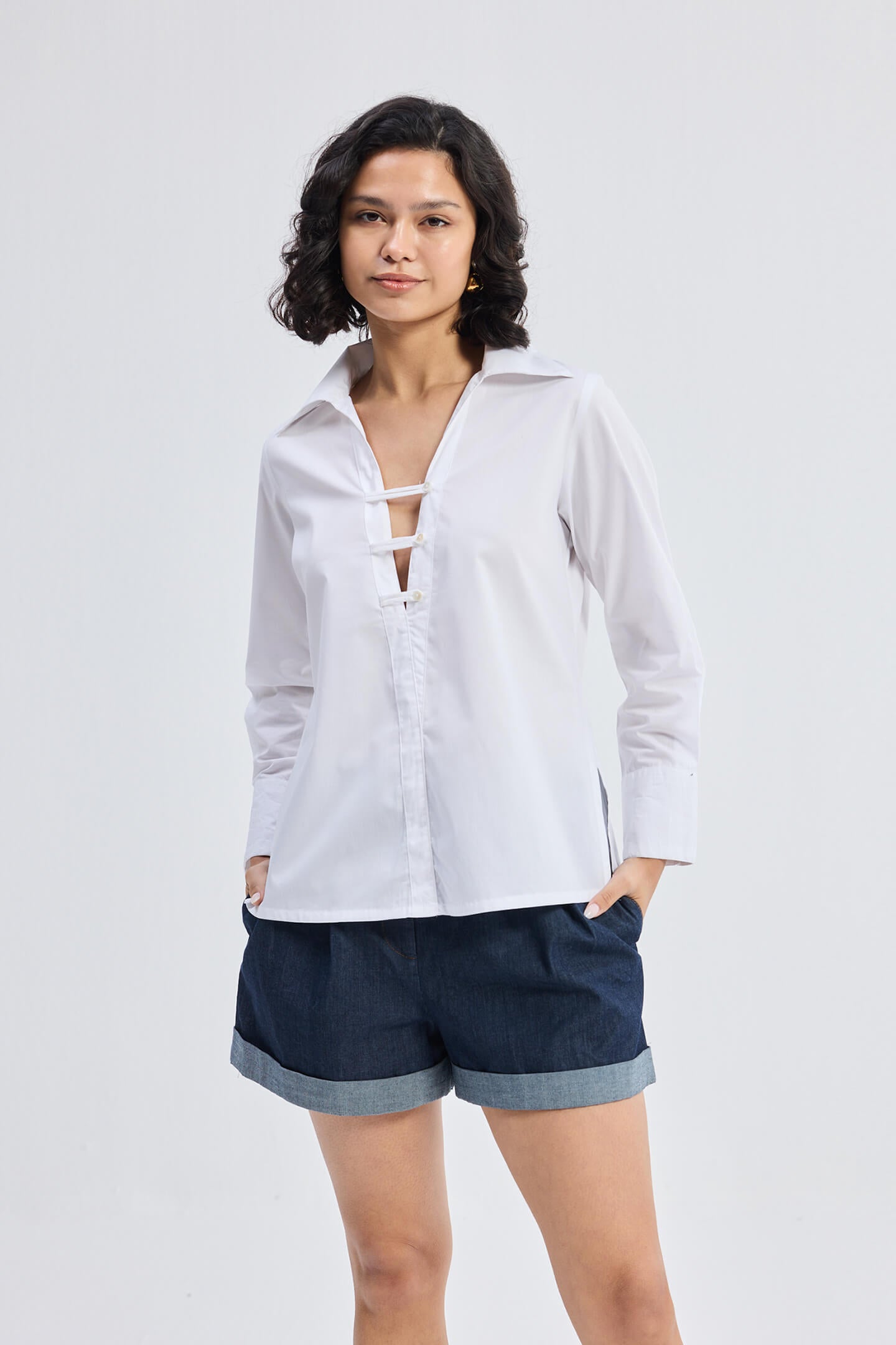 Camisa abotonada con detalles nítidos en blanco
