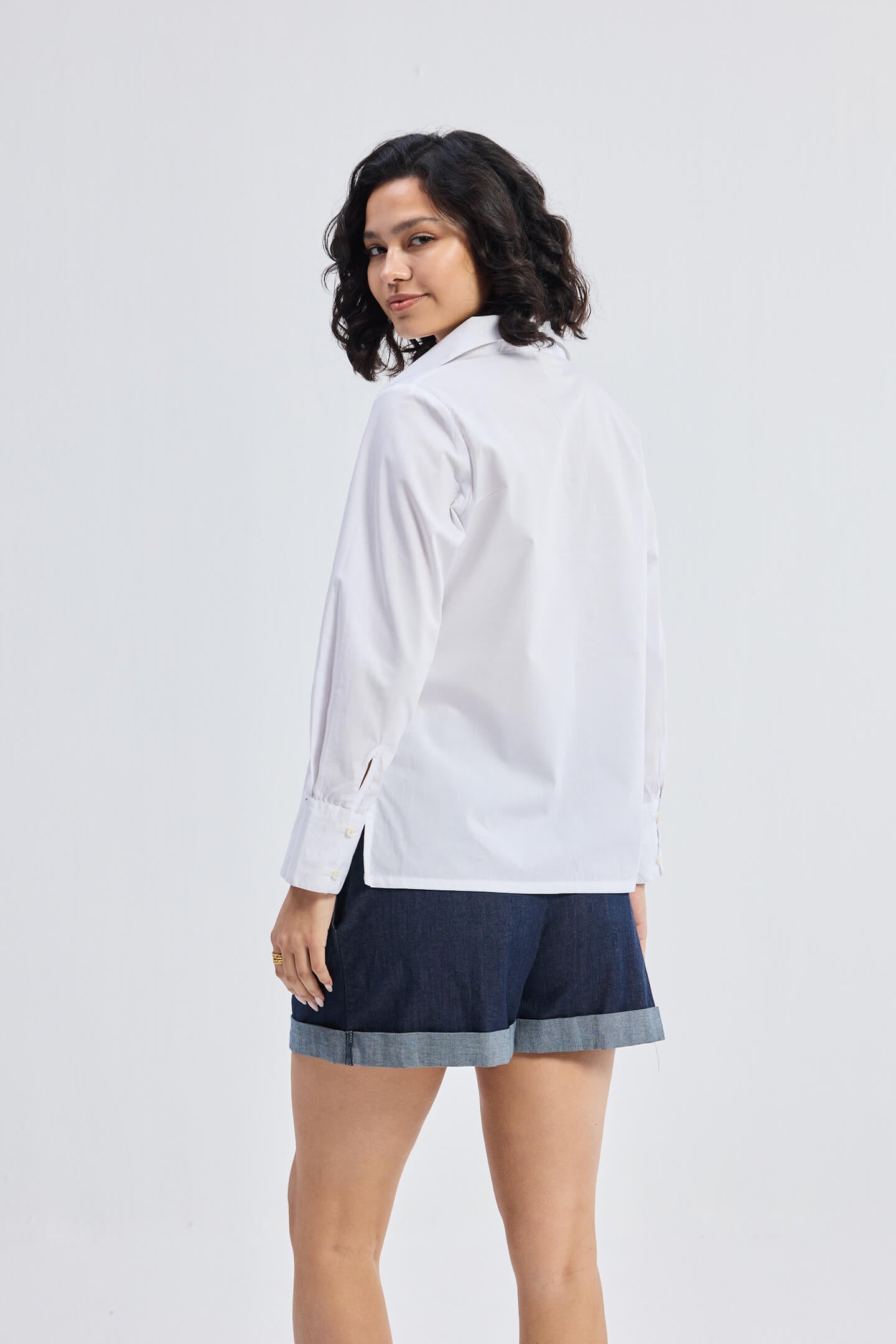 Camisa abotonada con detalles nítidos en blanco