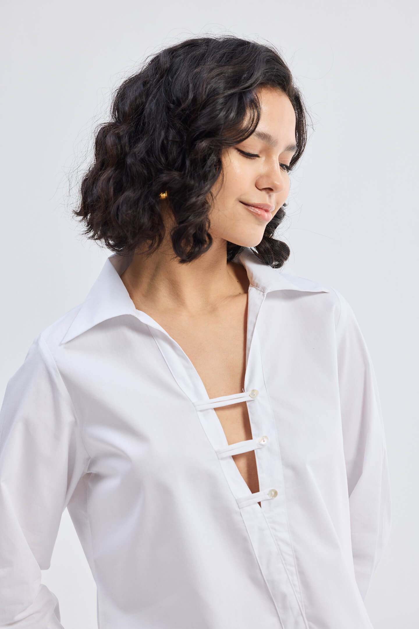 Camisa abotonada con detalles nítidos en blanco