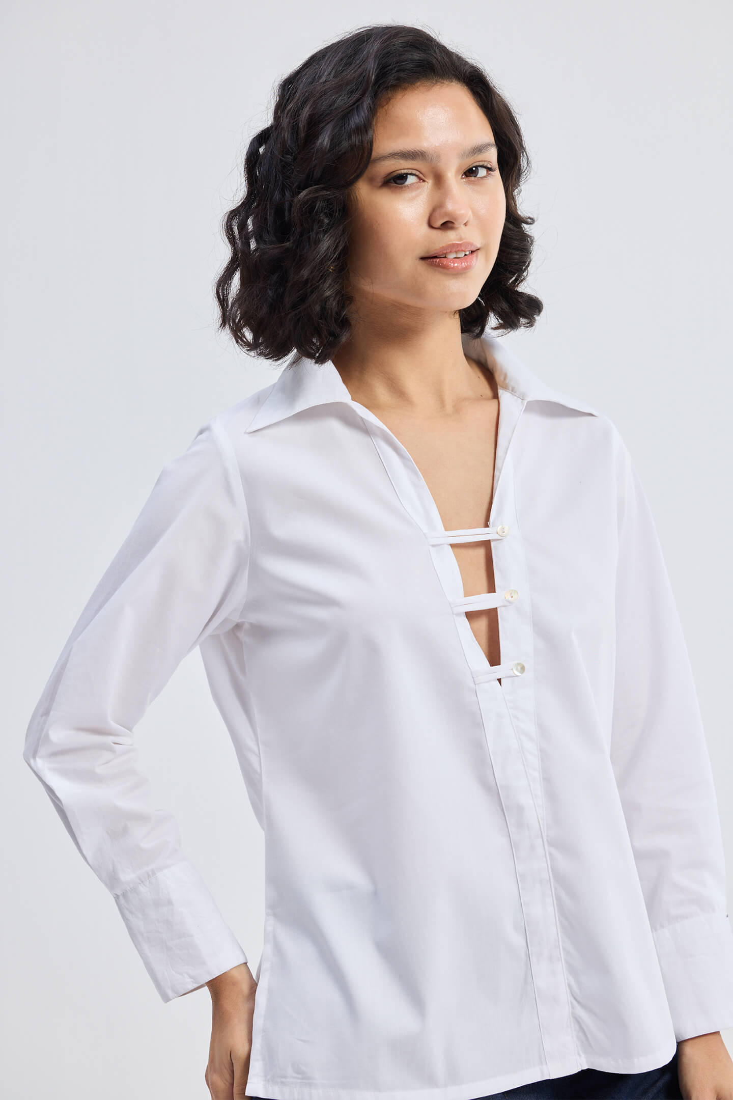 Camisa abotonada con detalles nítidos en blanco