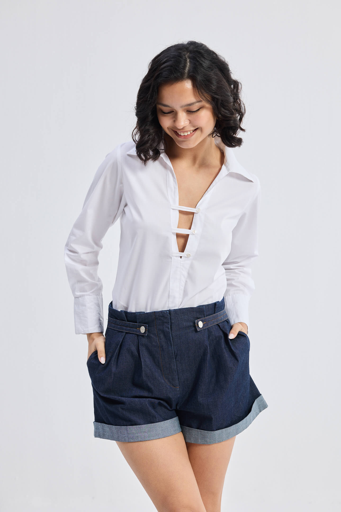 Camisa abotonada con detalles nítidos en blanco