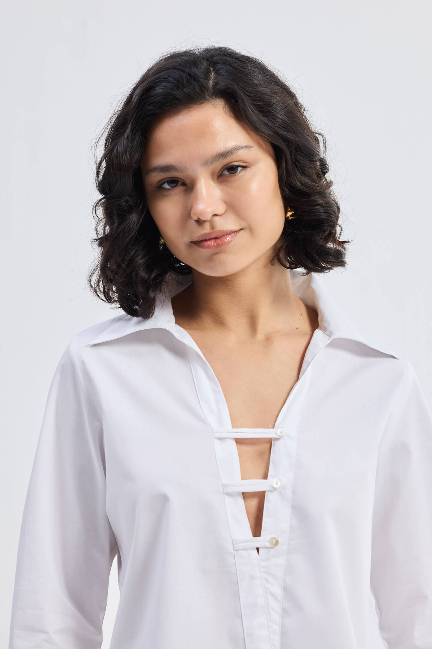 Camisa abotonada con detalles nítidos en blanco