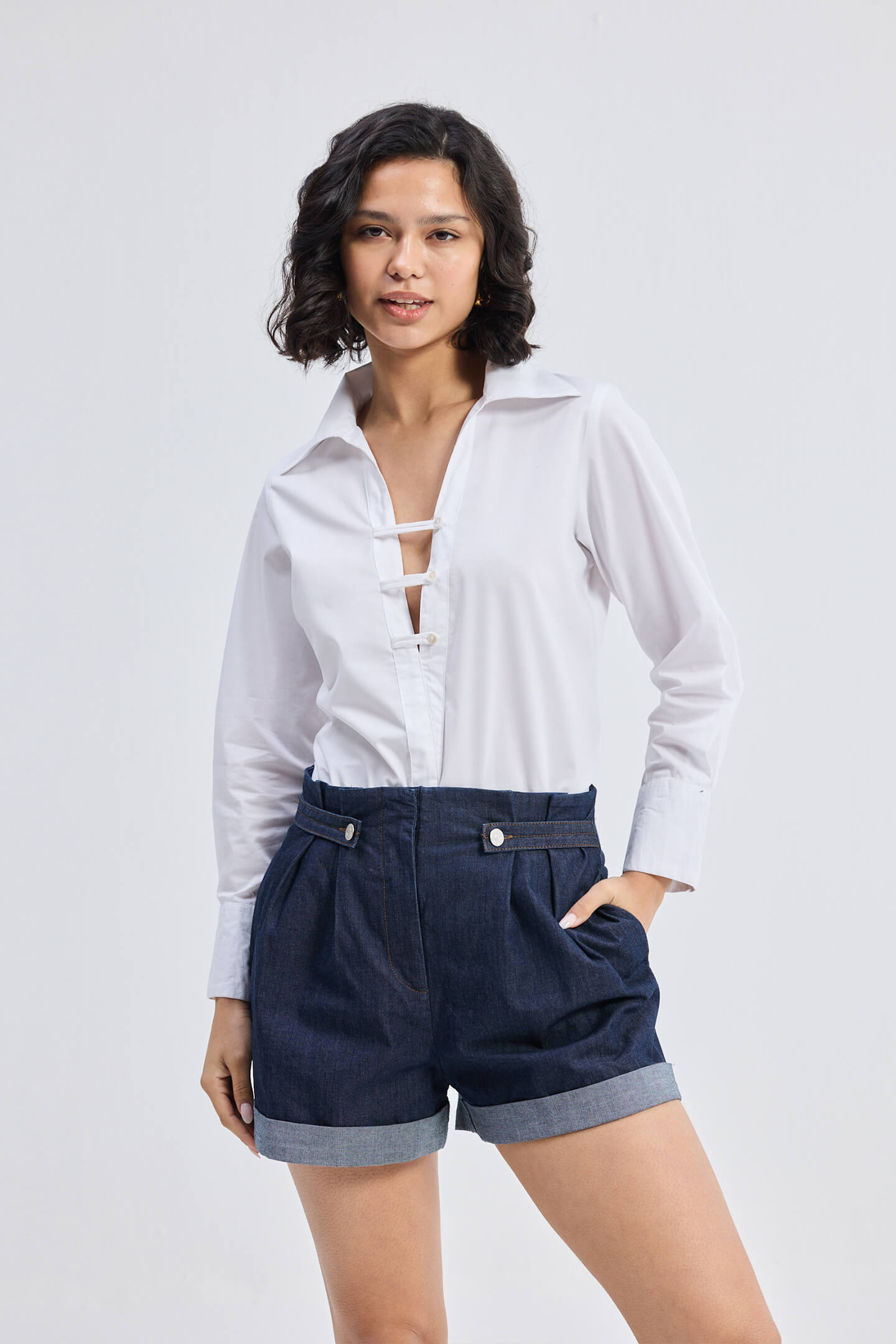 Camisa abotonada con detalles nítidos en blanco