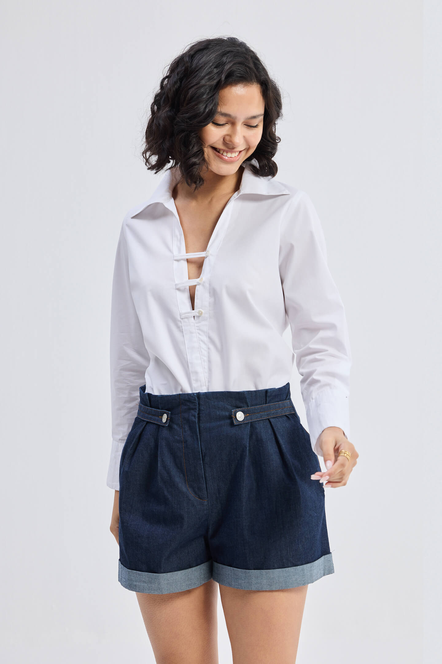 Camisa abotonada con detalles nítidos en blanco