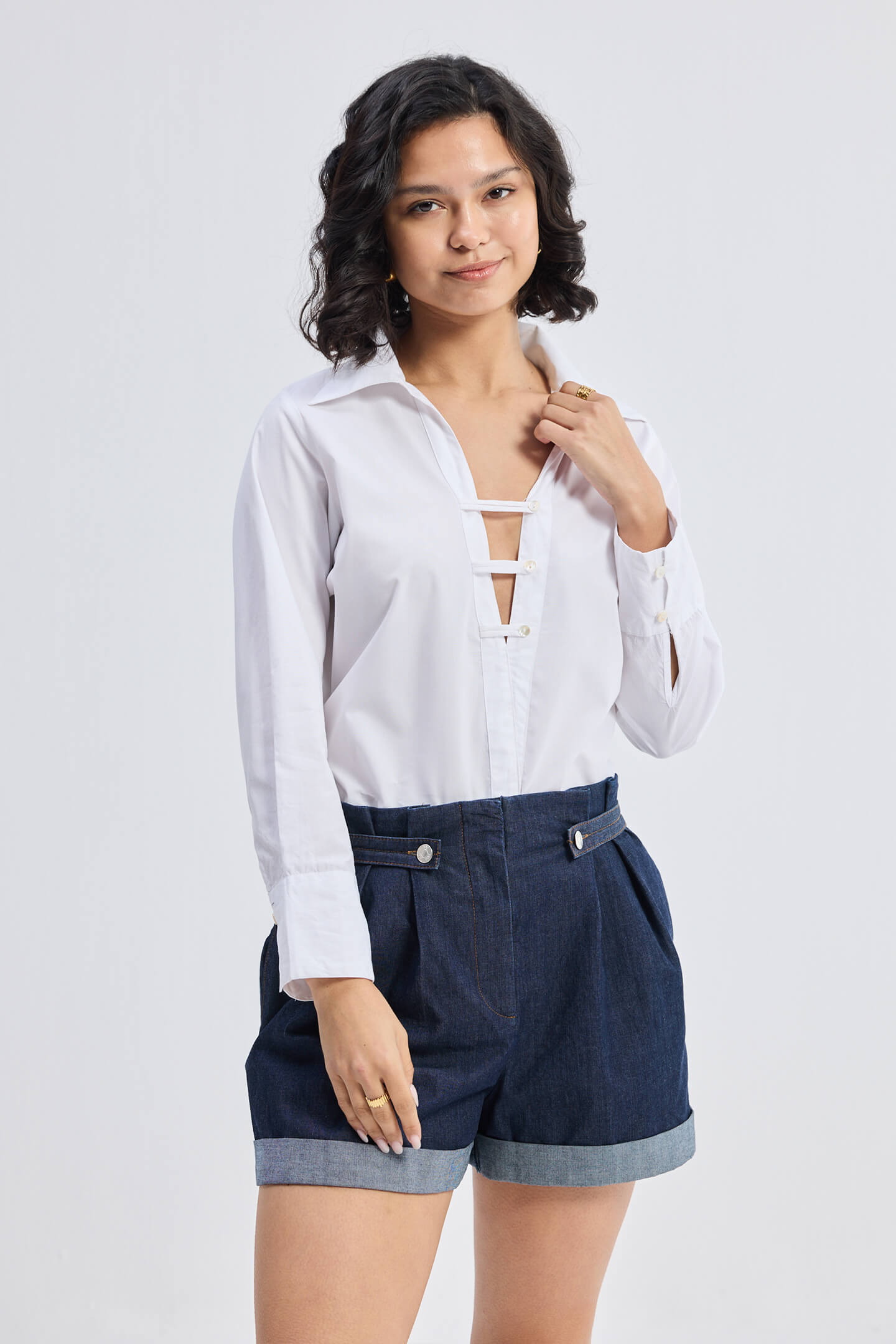 Camisa abotonada con detalles nítidos en blanco