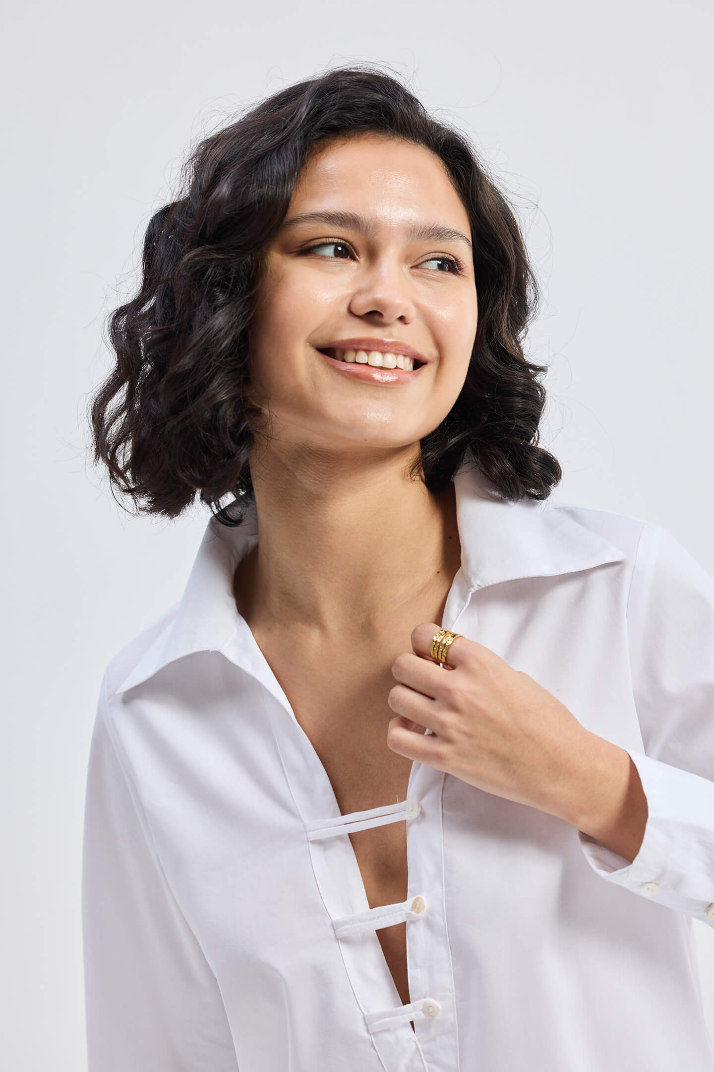 Camisa abotonada con detalles nítidos en blanco