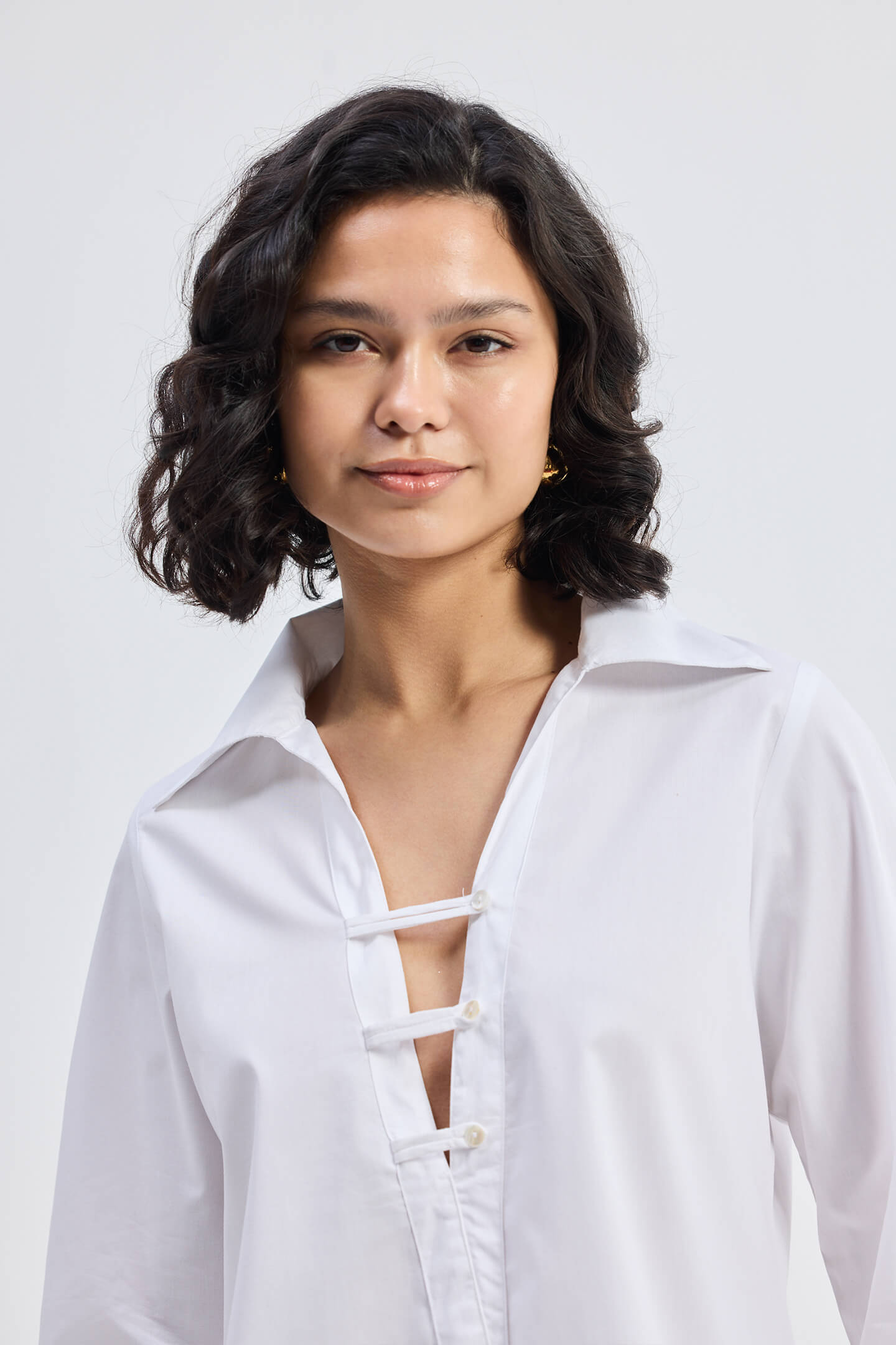 Camisa abotonada con detalles nítidos en blanco