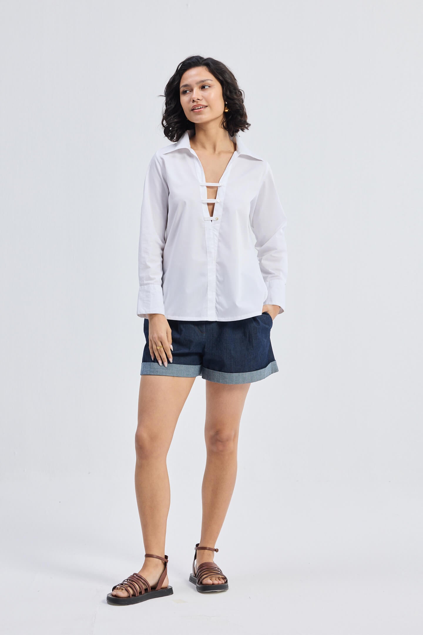 Camisa abotonada con detalles nítidos en blanco