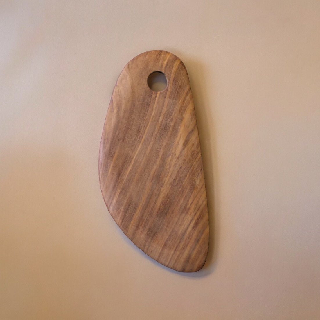 Tabla mediana de madera tallada a mano de MESO