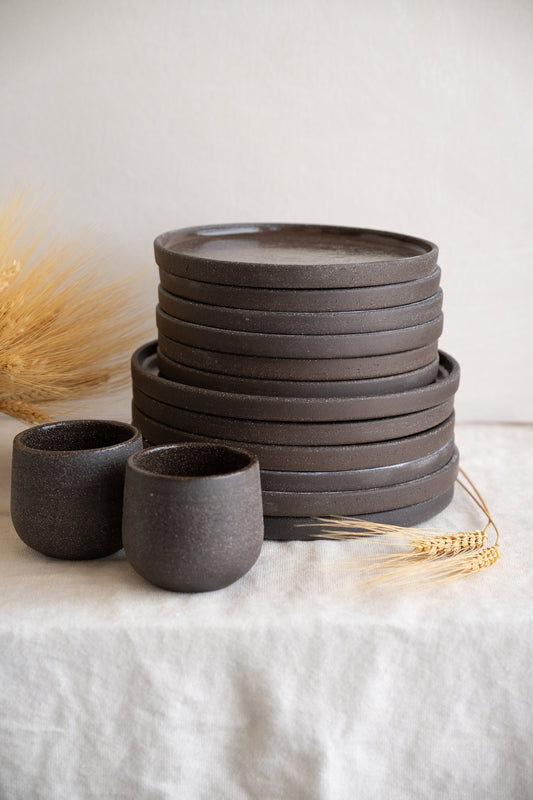 Platos llanos de gres hechos a mano "Pumpernickel" 