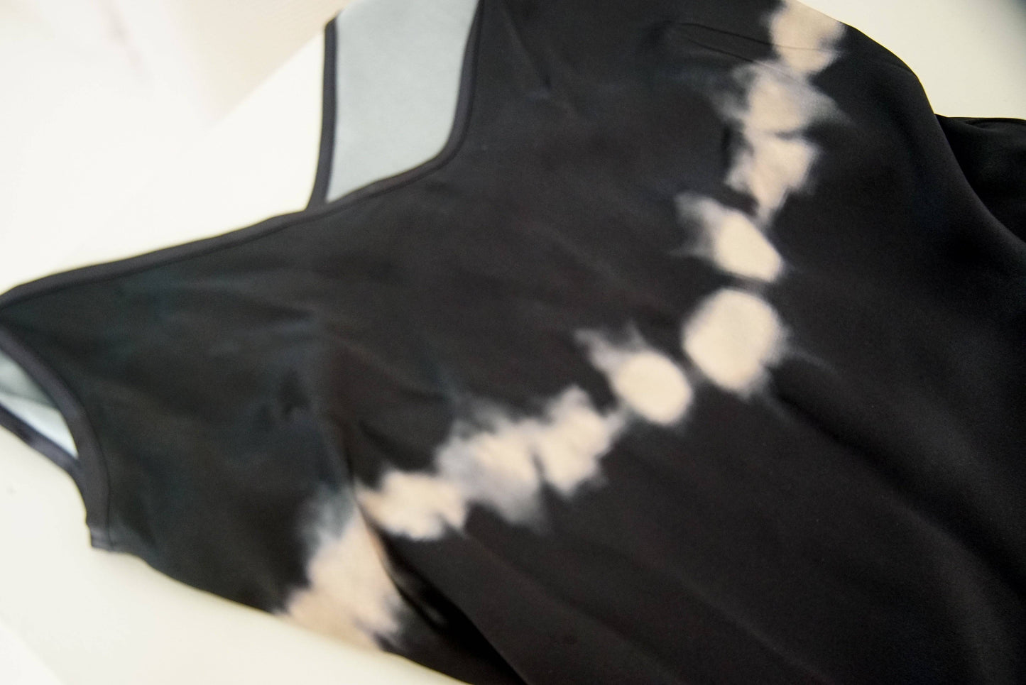 Vestido de seda Andromeda en Shibori negro 