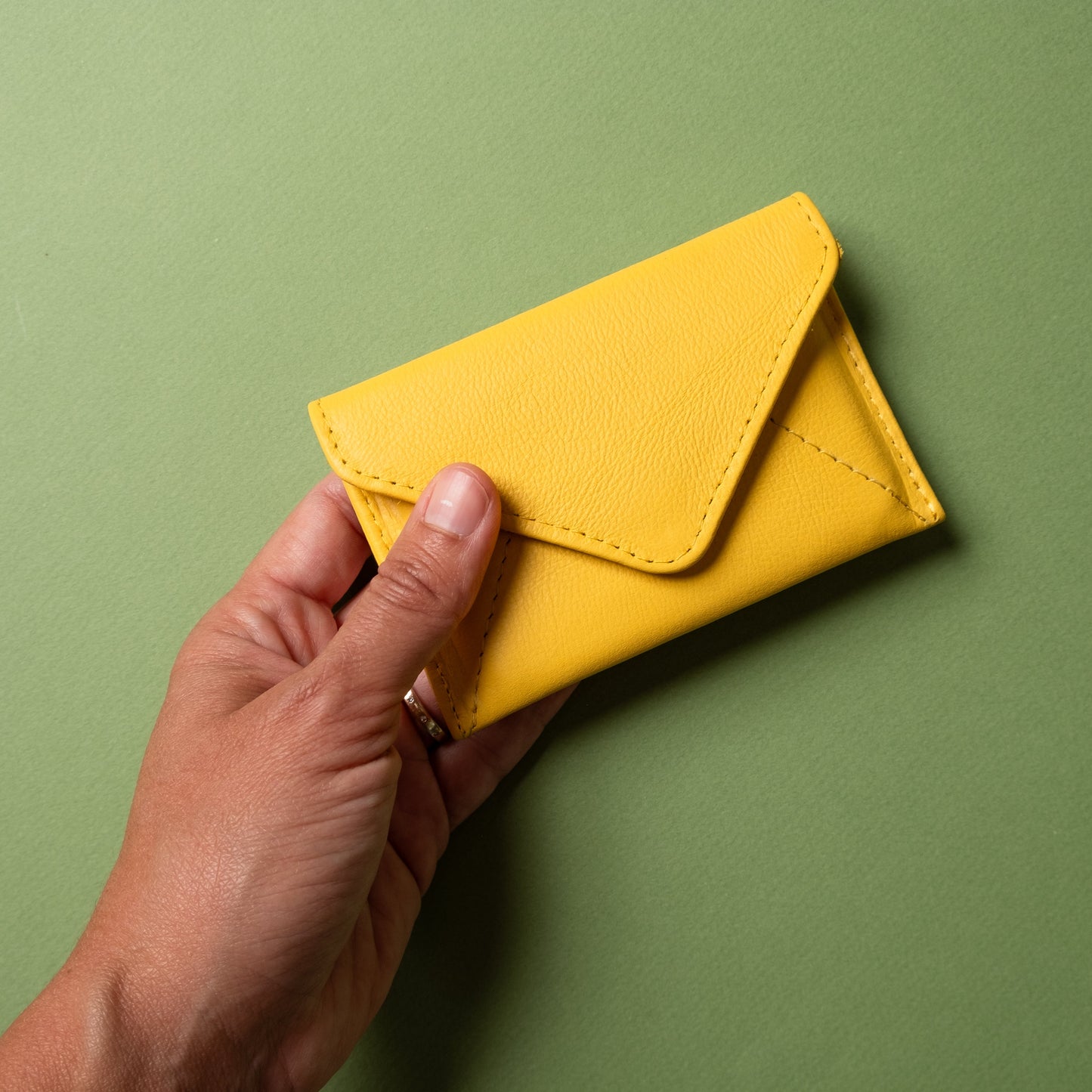 Mini cartera tipo sobre con protección RFID - Amarillo soleado