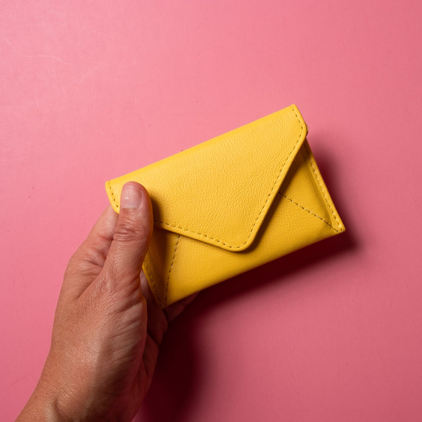 Mini cartera tipo sobre con protección RFID - Amarillo soleado