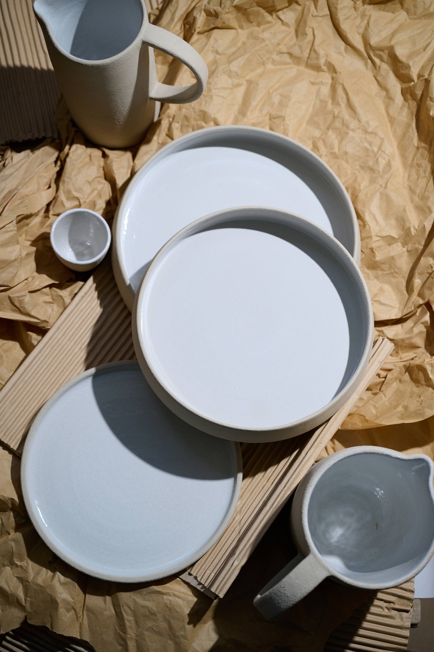 Platos llanos de gres hechos a mano con bordes altos
