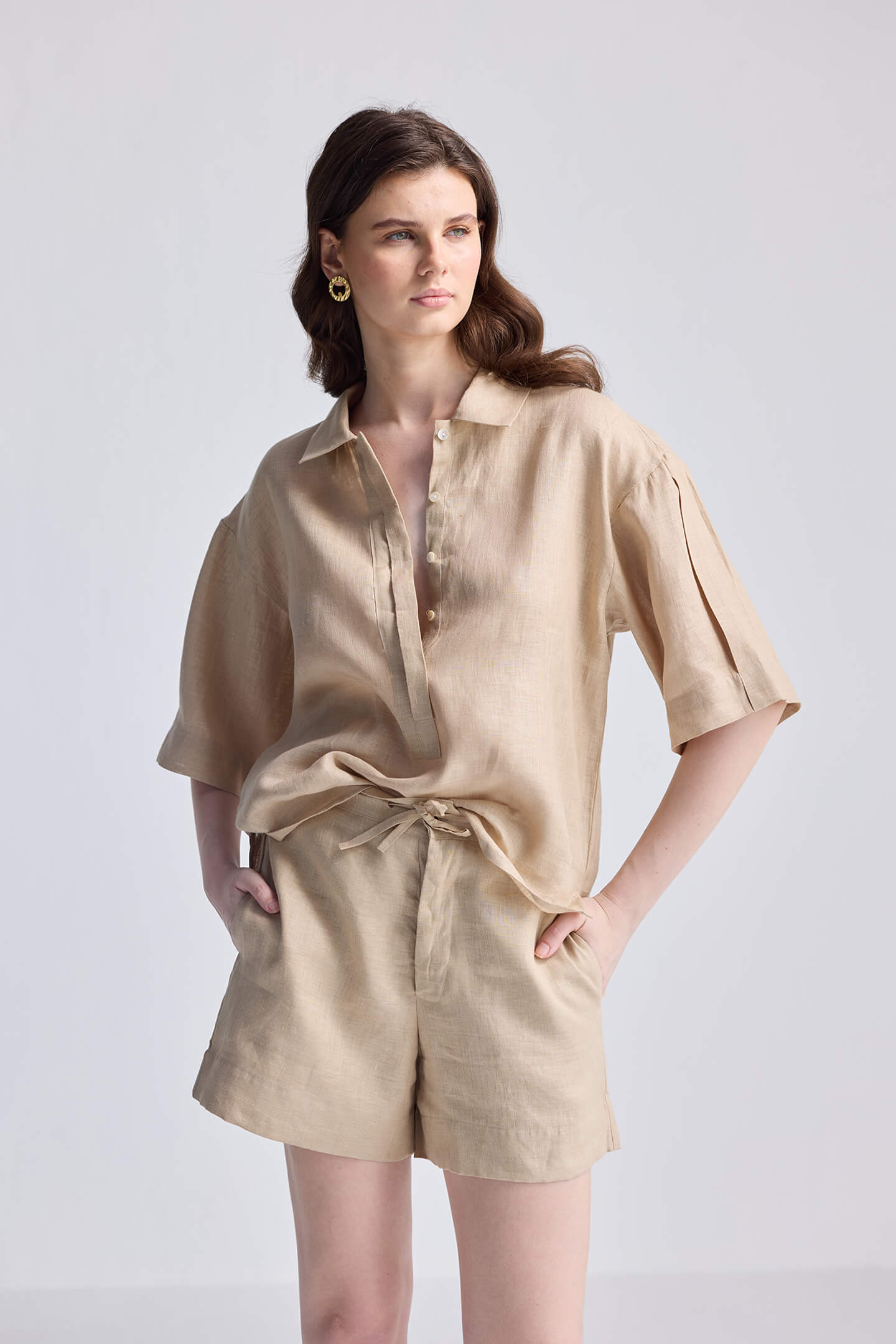Pantalones cortos con cordón en color beige neutro