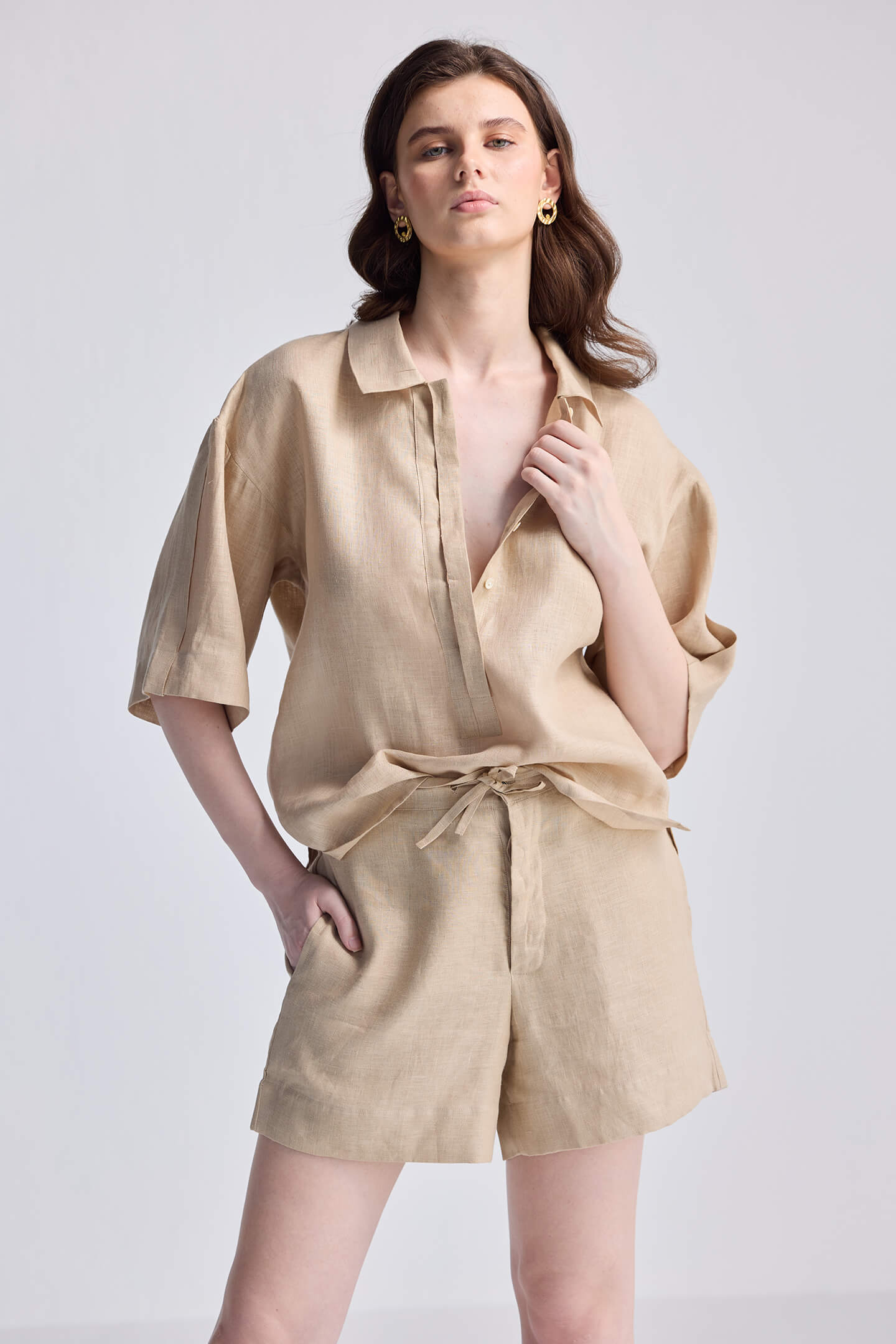Pantalones cortos con cordón en color beige neutro