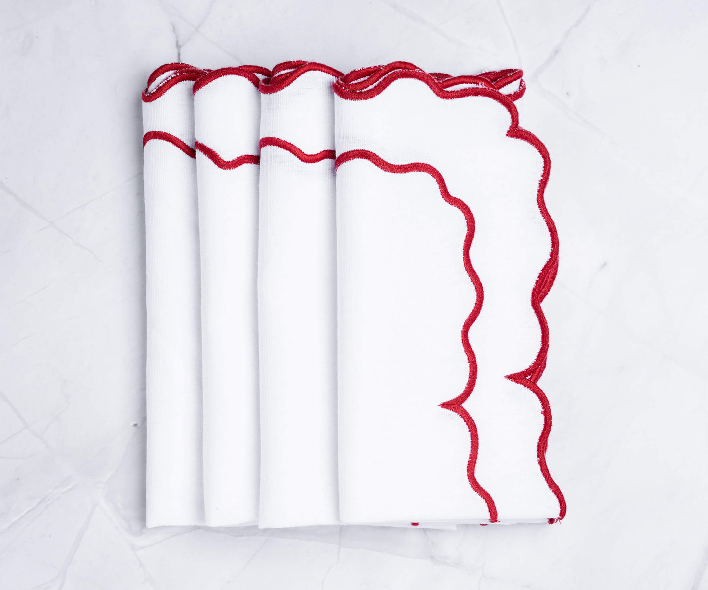 Servilletas rojas con borde festoneado
