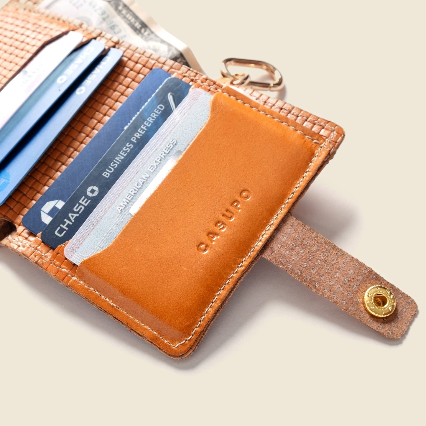 Cartera con broche y llavero - Edición limitada color canela