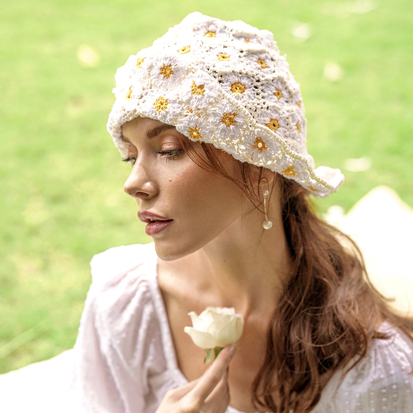 Gorro de crochet FLORA en blanco roto
