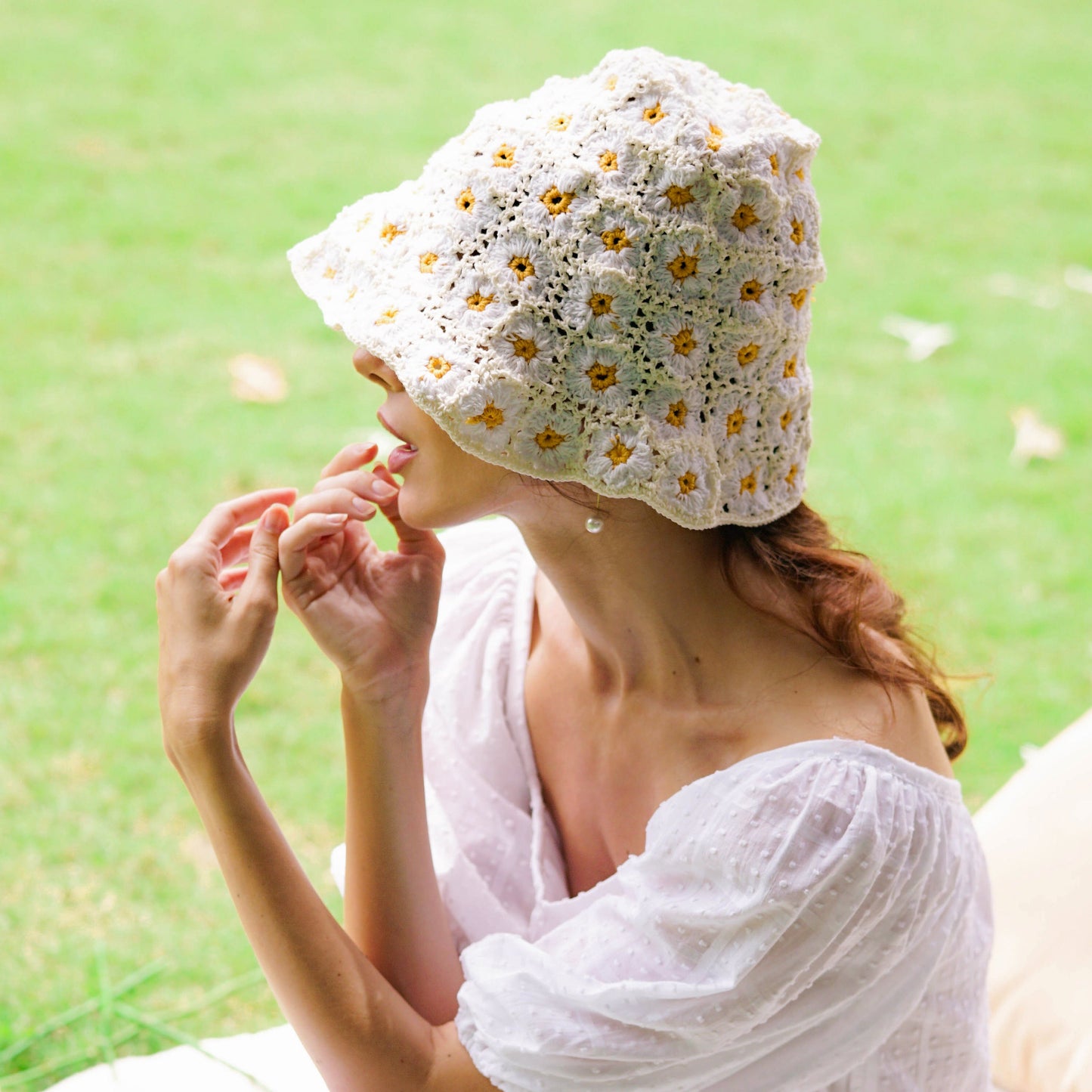 Gorro de crochet FLORA en blanco roto