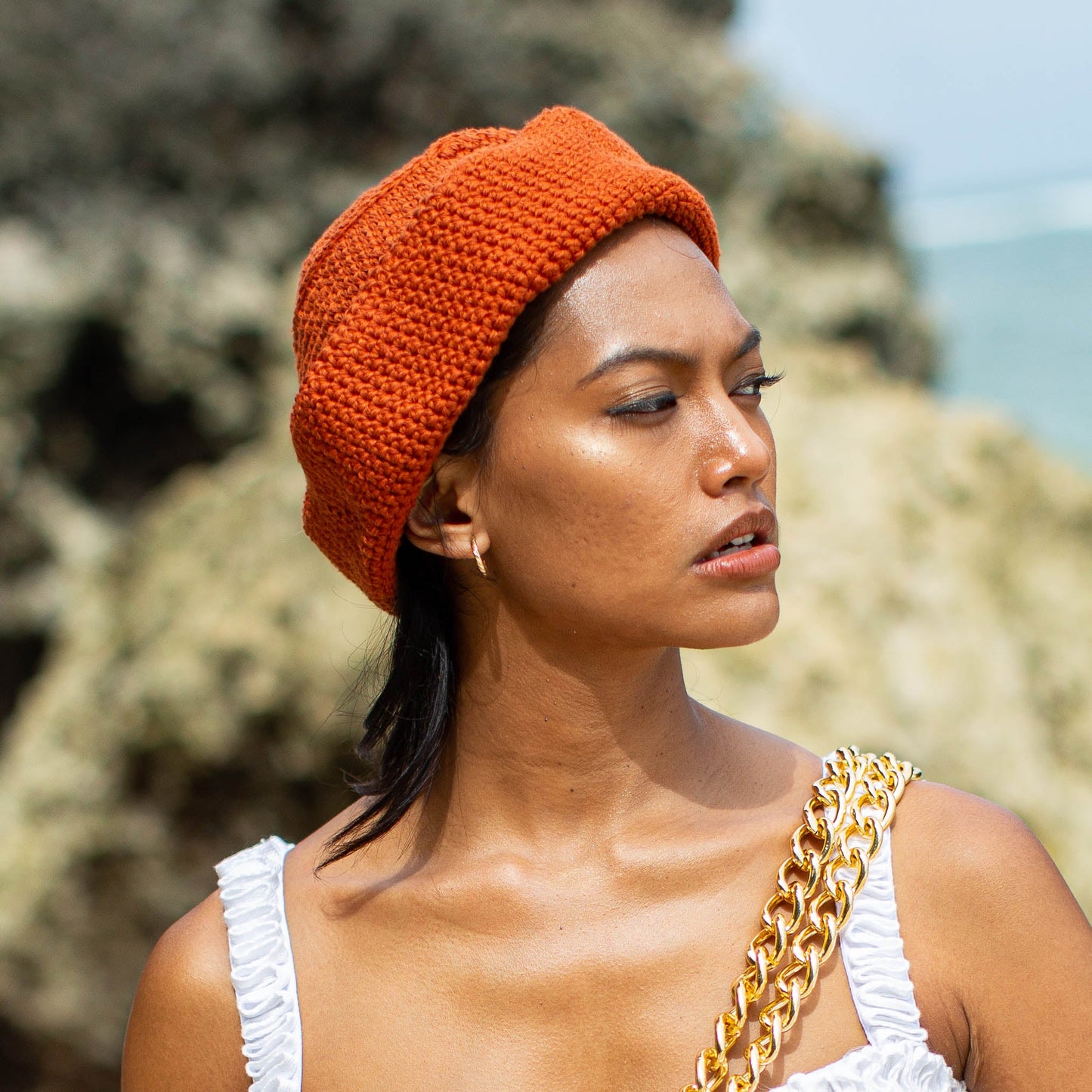 Gorro de crochet GANI en color marrón té rooibos