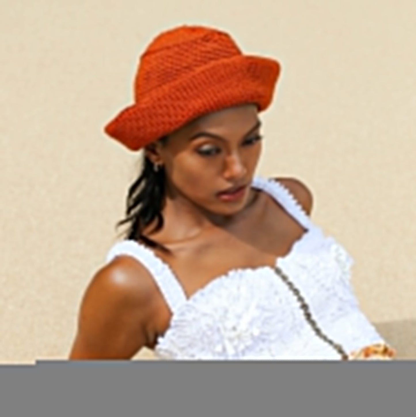 Gorro de crochet GANI en color marrón té rooibos
