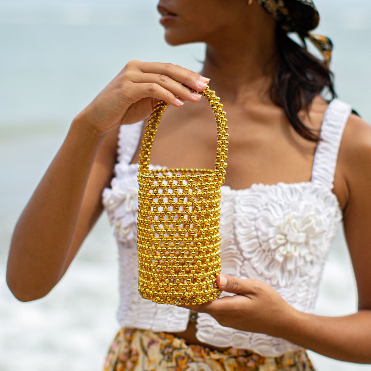 Bolso tipo cubo con cuentas metálicas GOLDA en dorado