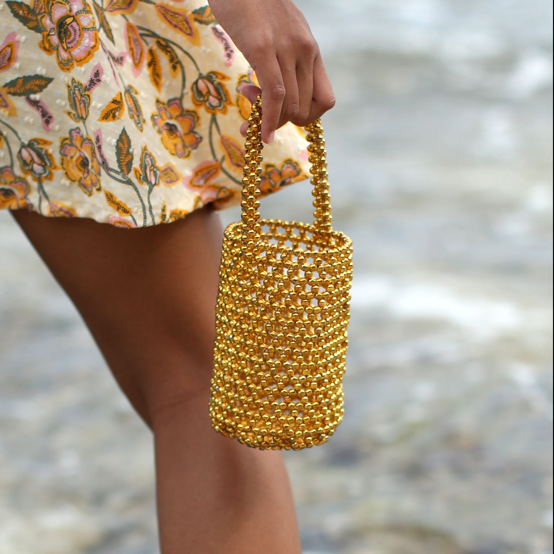 Bolso tipo cubo con cuentas metálicas GOLDA en dorado