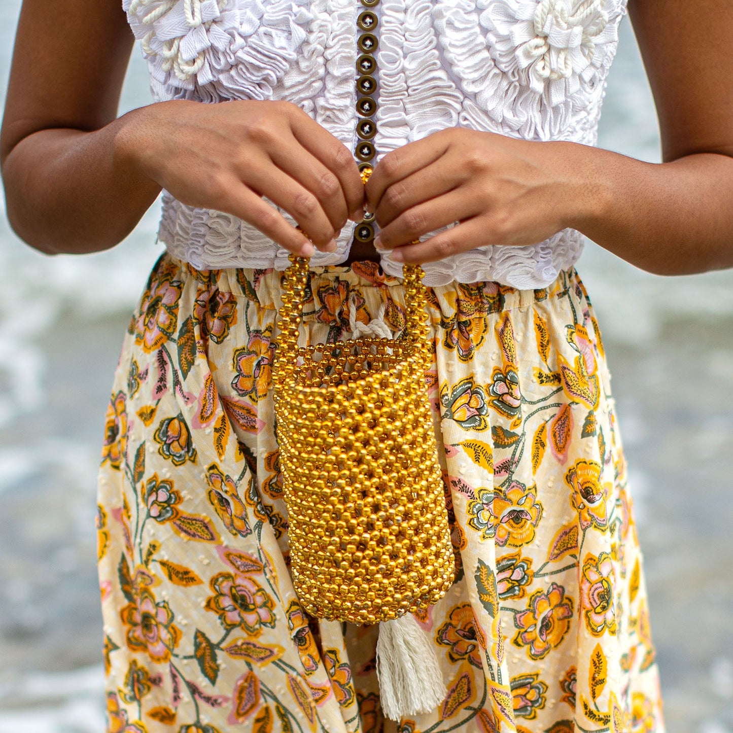 Bolso tipo cubo con cuentas metálicas GOLDA en dorado