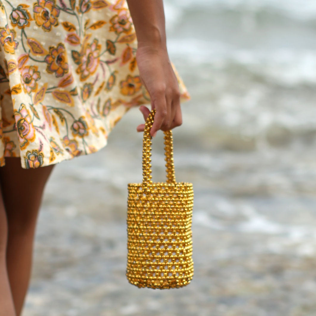 Bolso tipo cubo con cuentas metálicas GOLDA en dorado