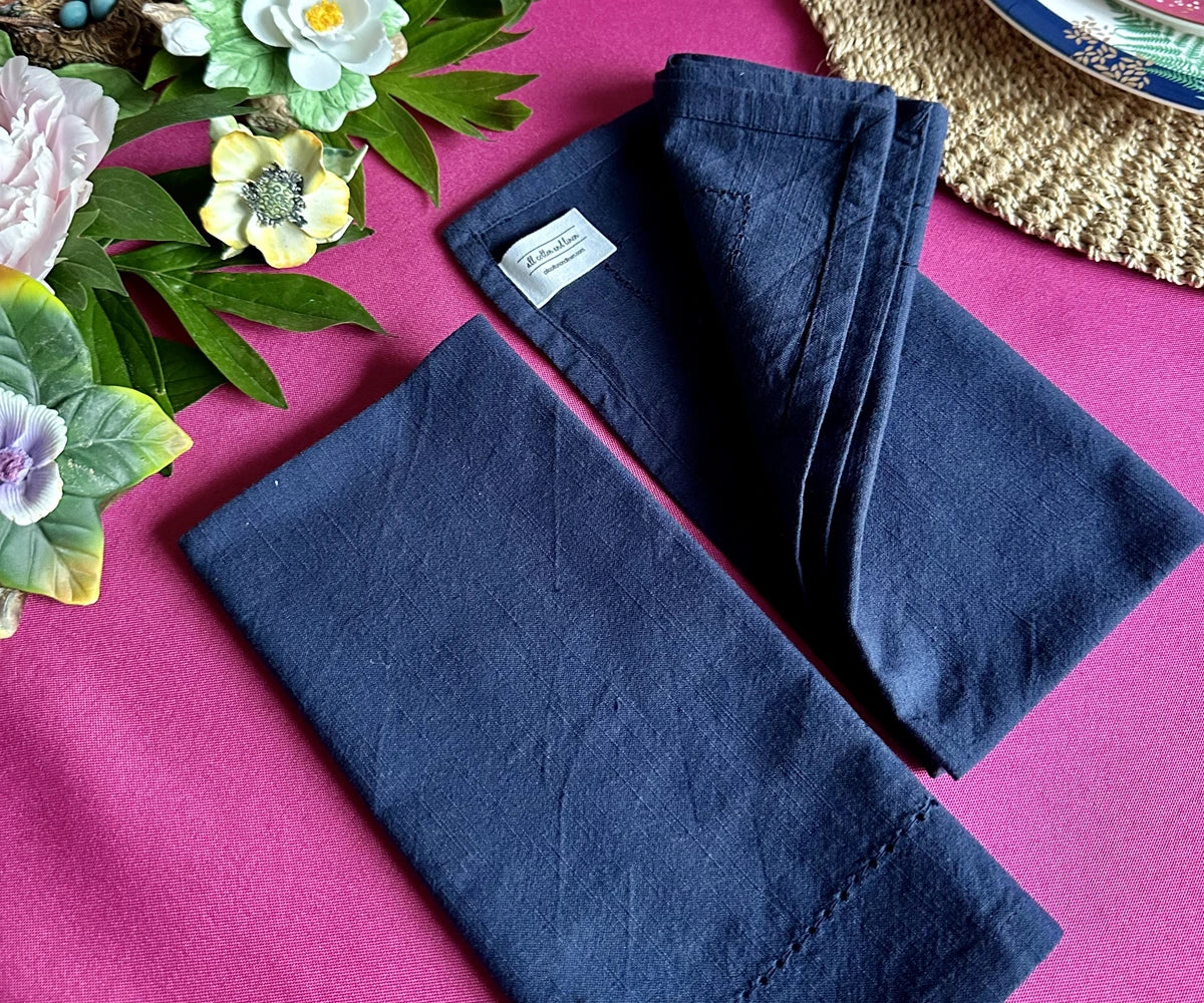 Servilletas azul marino con dobladillo
