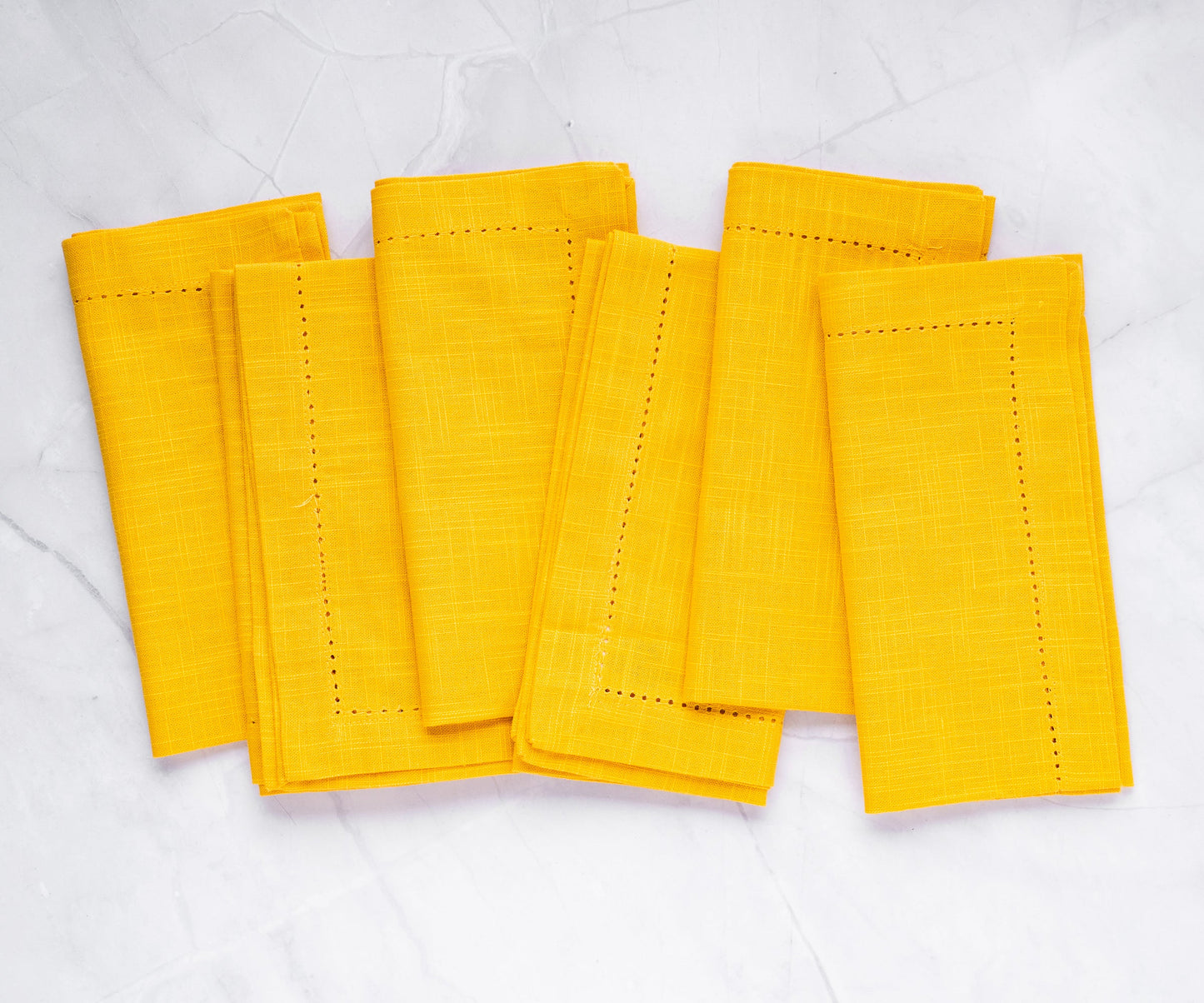 Servilletas amarillas con dobladillo