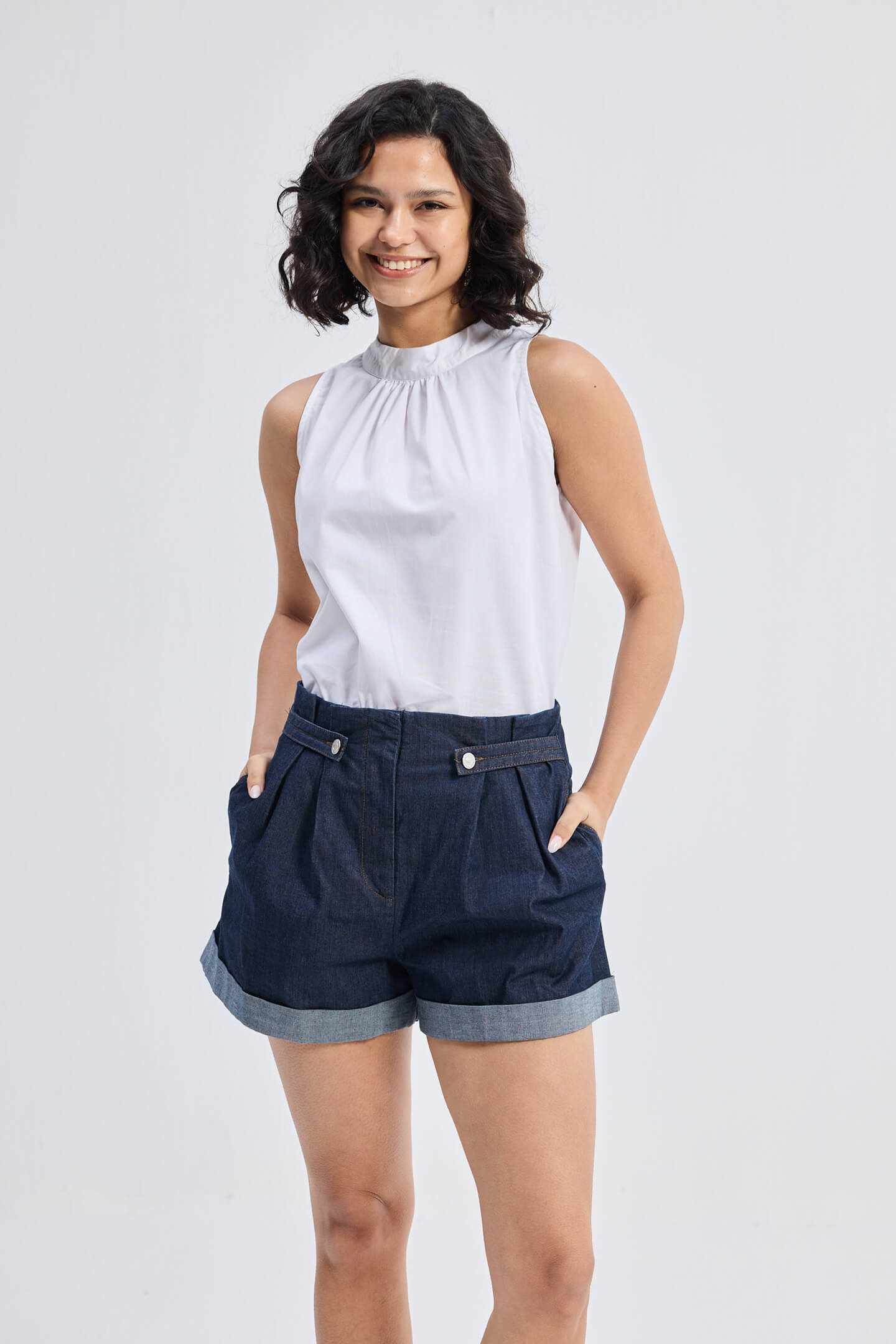 Top de cuello alto con frunces en blanco