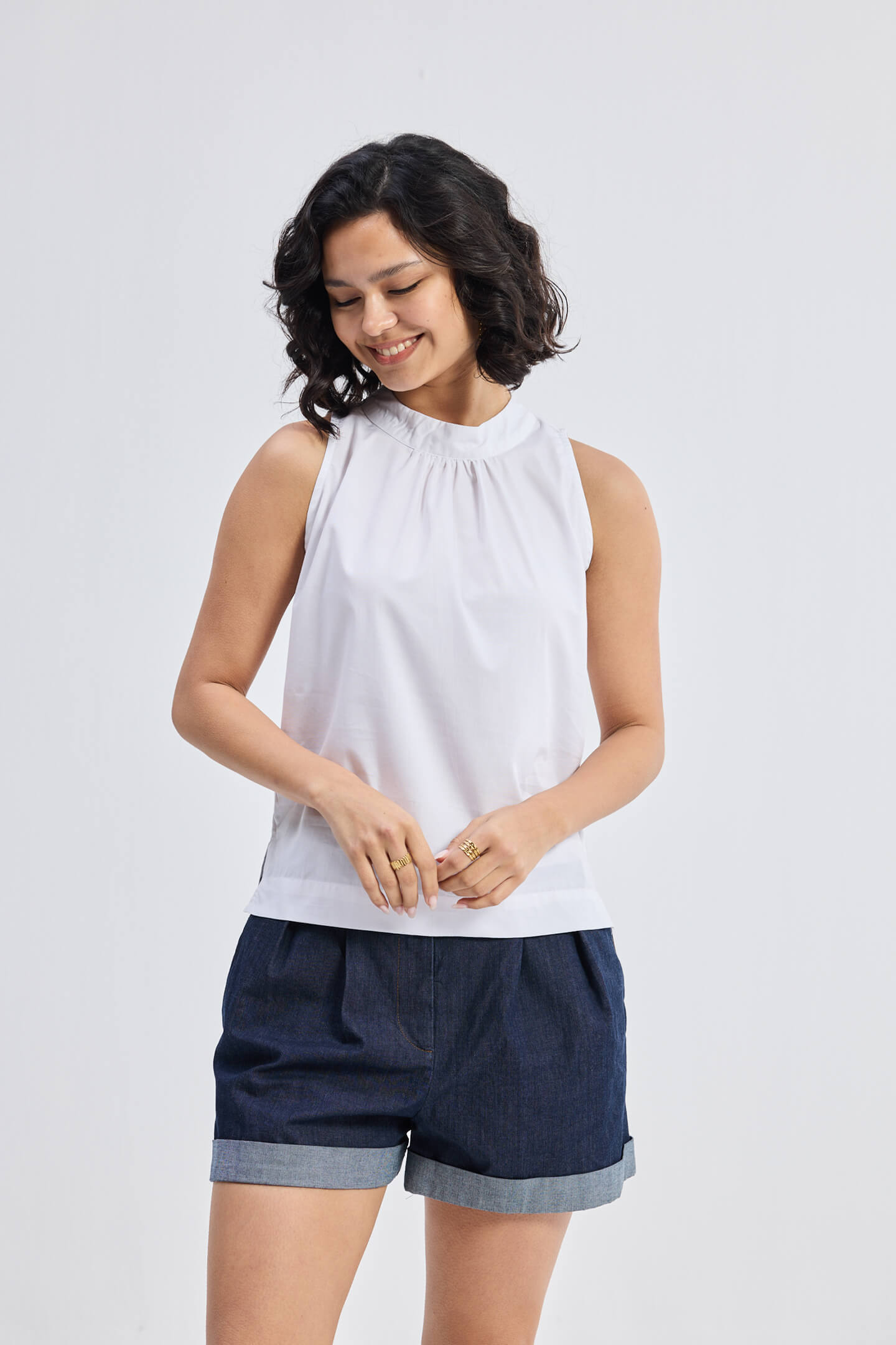 Top de cuello alto con frunces en blanco