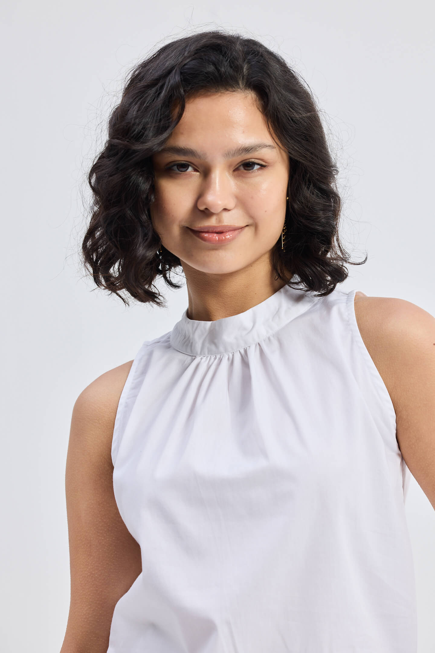 Top de cuello alto con frunces en blanco