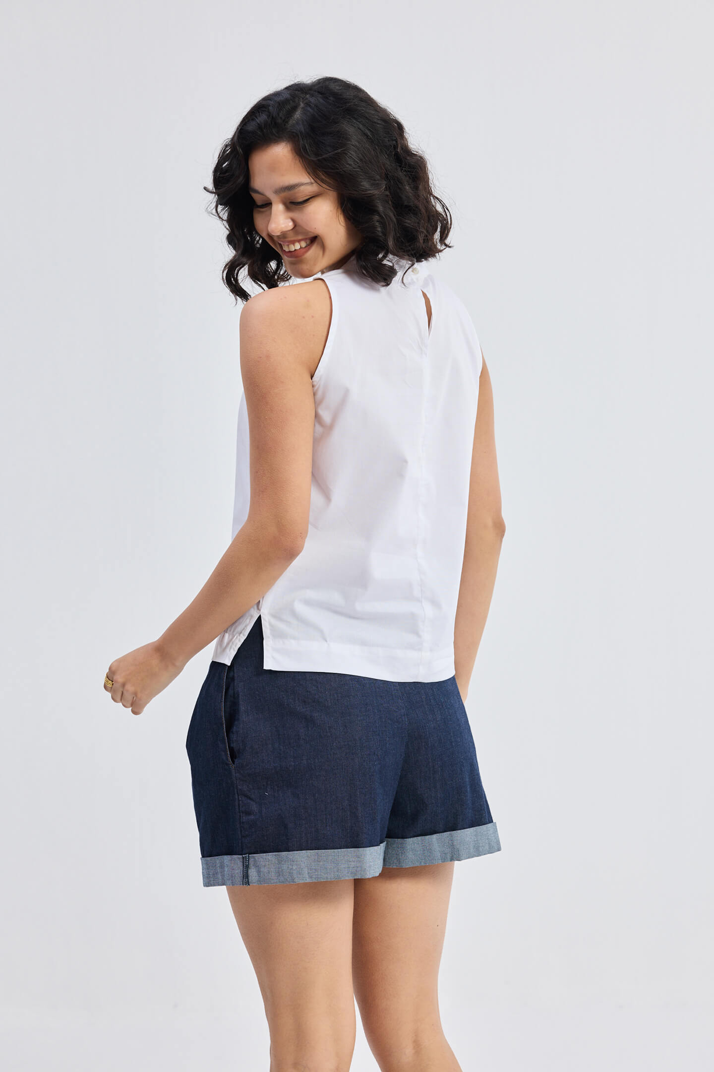 Top de cuello alto con frunces en blanco