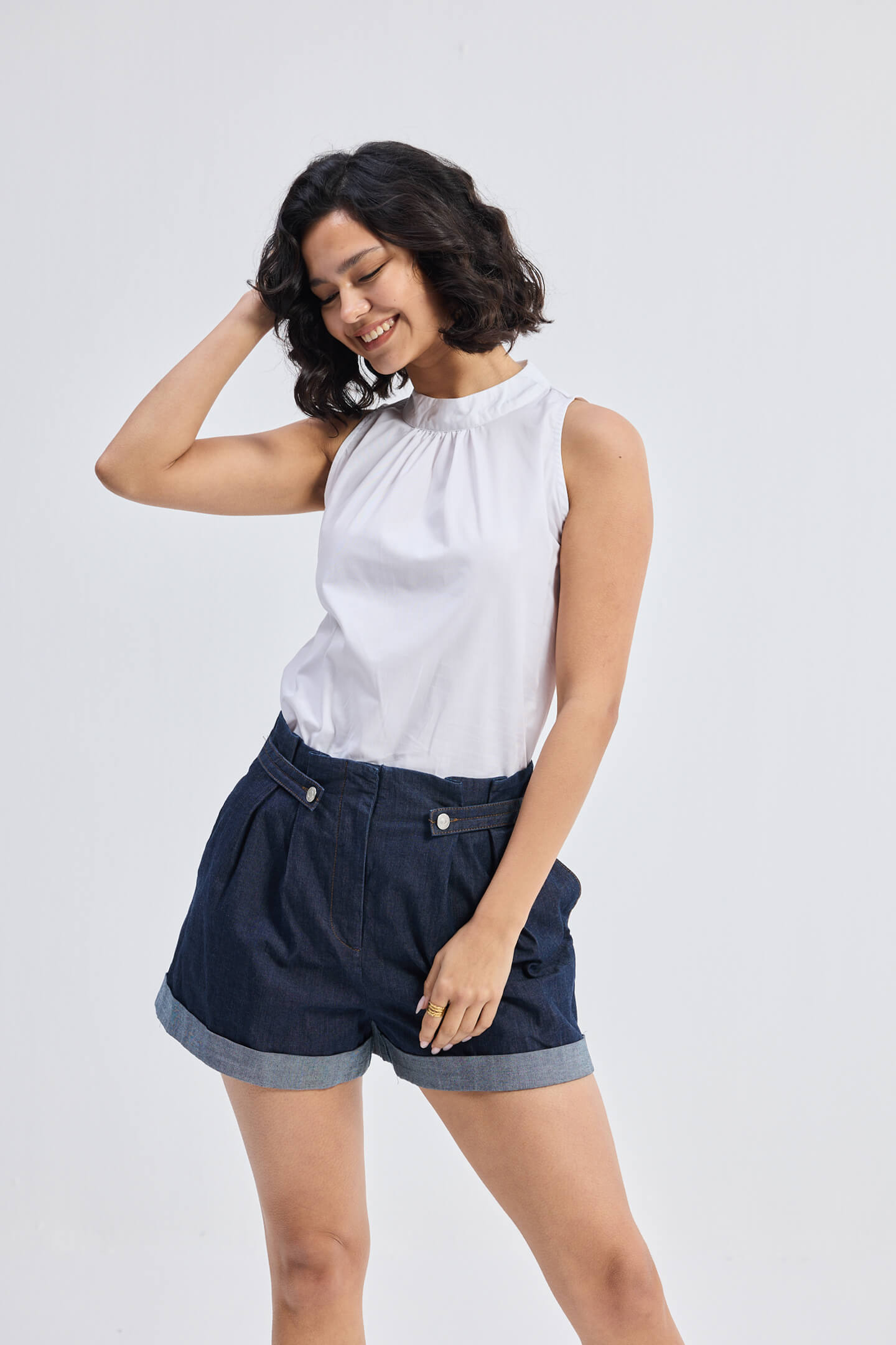 Top de cuello alto con frunces en blanco