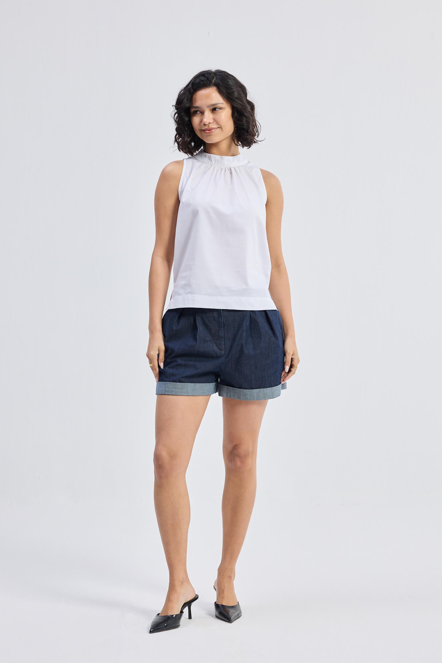Top de cuello alto con frunces en blanco