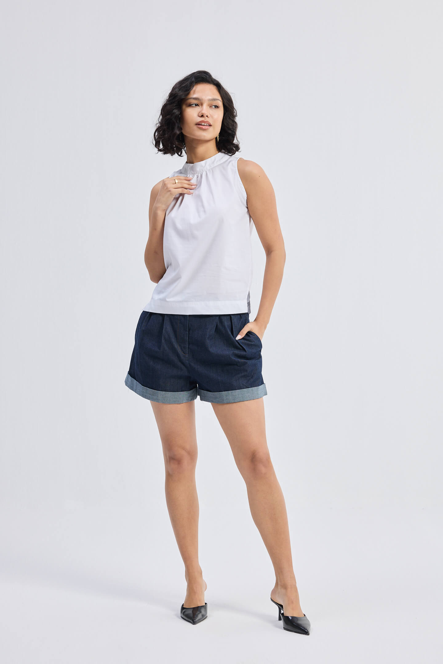 Top de cuello alto con frunces en blanco